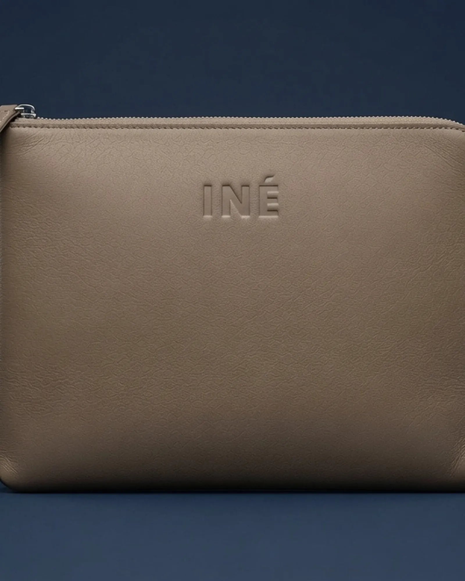 Pochette cuir recyclé INE 10/11" à personnaliser - 23